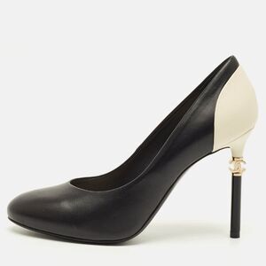 Chanel Cc Size 38 Black/white Leather Round Toe Pumps